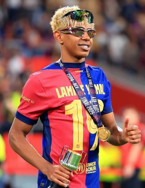 德天空：阿森纳关注法兰克福边锋巴霍亚，对方标价7000万欧（德国天空体育：阿森纳有意引进法兰克福翼锋巴霍亚，要价7000万欧元）