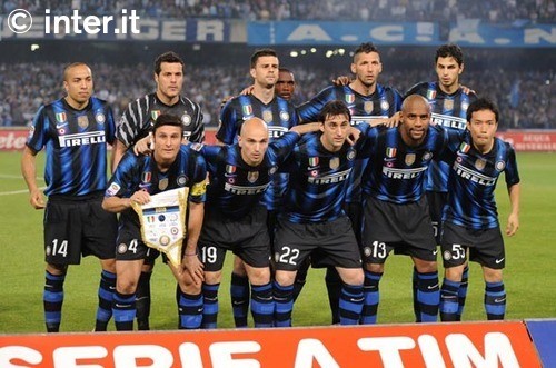 随海港夺冠，亚历斯祖成为首位夺得中超冠军的中国香港球员（海港加冕，亚历斯祖成中国香港首位中超冠军球员）