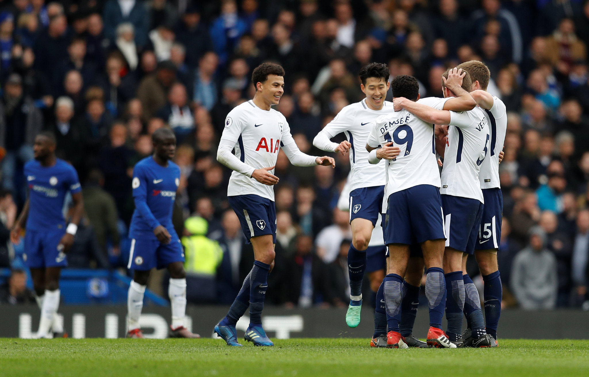 难逃四连败？海港三大核心缺阵亚冠，中超冠军本轮若再失利或将提前出局（海港三大核心缺阵亚冠告急：中超冠军本轮再失利恐提前出局，四连败阴霾难散）