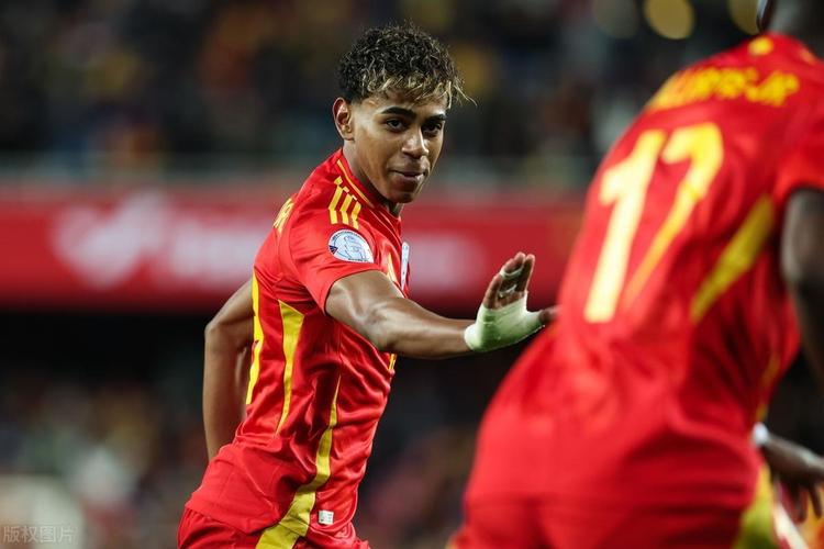 英超-狼队VS曼联：送副班长首胜？NO！阿莫林要逼近欧冠区（英超｜狼队战曼联：拒送副班长首胜，阿莫林冲刺欧冠区）