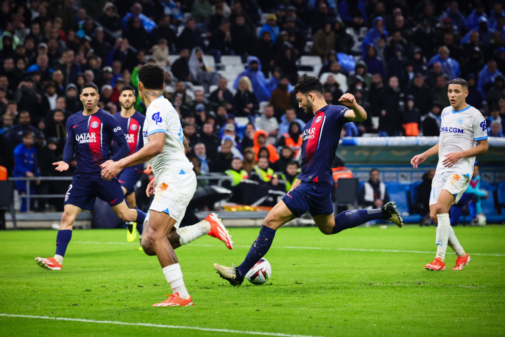 暖心，身患横纹肌肉瘤的河南队小球迷收到王上源送的签名球衣（王上源为患横纹肌肉瘤的河南小球迷赠送签名球衣，温情满满）